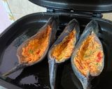 Foto langkah ke 4 dari resep Ikan bakar kembong isi tengah.
