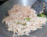 Foto langkah ke 3 dari resep Serundeng ayam suwir.