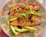 Foto del paso 6 de la receta: Filetes de trucha con pistachos, pasas y aguacate