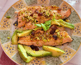 Foto del paso 6 de la receta: Filetes de trucha con pistachos, pasas y aguacate