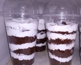 A picture of step 2 of Cake parfait.