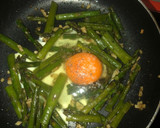 Foto del paso 4 de la receta: Espárragos trigueros con ajo y huevo
