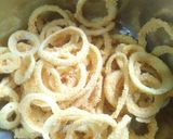 Foto langkah ke 4 dari resep Black Pepper Onion Rings.