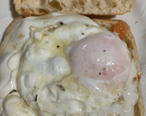 Foto del paso 4 de la receta: Sándwich de chapata con salmón, bacalao y huevo frito