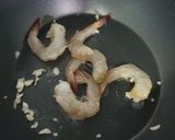 รูปขั้นตอนการทำที่ 1 ของ กุ้งผัดสายบัว