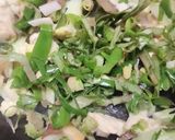 Foto langkah ke 2 dari resep Tumis Kembang Kol Daun Kencur.