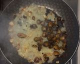 Foto del paso 3 de la receta: Mariscada y filet al ajillo, con repollitos de Bruselas al horno