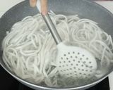 Foto langkah ke 4 dari resep Mie Tepung Beras Devina Hermawan.