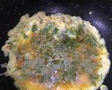 Foto langkah ke 3 dari resep Telur dadar daun kunyit.