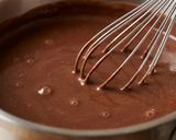 Foto langkah ke 3 dari resep Hot Creamy Chocolate Mellow.