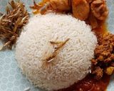 A picture of step 12 of Nasi Lemak (coconut milk rice, chicken gravy and fried chicken).