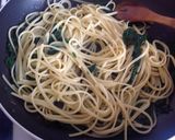 Foto del passaggio 6 della ricetta Linguine allo zafferano con ricotta al pesto di basilico e spinacini