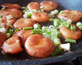 Foto del paso 4 de la receta: Níscalos con ajos tiernos