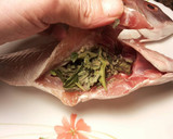 Foto del paso 11 de la receta: Pargos a la sal con aromas de te verde rosas, romero y manzanilla flor