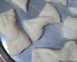 Foto del paso 4 de la receta: Medialunas y facturas de crema