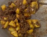 Foto langkah ke 4 dari resep Tumis Kentang Daging.