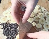 Une image de l'étape 1 de Wrap chaud bananes, amandes effilées et pépites de chocolat.