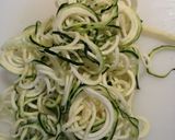 Foto do passo 4 de "Zoodles" com Molho de Tomate e Pimento