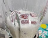 Foto del paso 1 de la receta: Cóctel colado de berries y frutilla