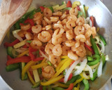 Foto del paso 4 de la receta: Camarones con pimiento y calabacita