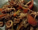 Foto langkah ke 4 dari resep Tumis Cumi Item bumbu Iris.