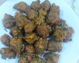 A picture of step 2 of Spinach potato onion pakora.