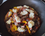 Foto del paso 4 de la receta: Torticas de coliflor a la pizza🍕de champiñones🍄, jamón🥓, queso🧀 y pimientos🍕🌶️