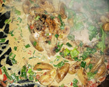 Foto del paso 3 de la receta: Pollo a la crema y verdeo con papas