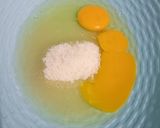 Foto langkah ke 3 dari resep Bolu pisang kukus tanpa mixer.