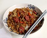 Foto langkah ke 6 dari resep Mie goreng sosis sayur.