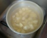 Foto del paso 1 de la receta: Buñuelos de puré de papas, abadejo, palitos de cangrejo y cebolla sofrita con ensalada
