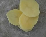 A picture of step 1 of Potato round pakoray.