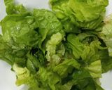 Foto del paso 1 de la receta: Ensalada 🥗 de Lechuga, Tomate Cherrys, Aceitunas, Pollo y Queso
