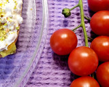 Foto del paso 4 de la receta: Tostas con queso cottage, tomatitos cherry, guacamole y más