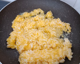 Foto langkah ke 4 dari resep Nasi goreng telur ala Korea.