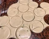 Foto del paso 2 de la receta: Galletitas de maicena con y sin dulce de leche y coco