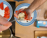 Foto del paso 4 de la receta: Pimientos de piquillo rellenos de bacalao gambas con bechamel y salsa bilbaina