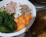 Foto langkah ke 1 dari resep Mie goreng ayam solaria.