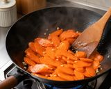 Foto langkah ke 3 dari resep Wortel Tumis Bawang Putih.