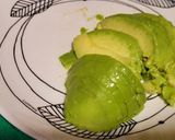 Foto del paso 2 de la receta: Desayuno con aguacate, queso de oveja y frutos secos