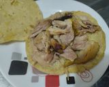 Foto del paso 3 de la receta: Arepa🥙rellena de pollo🍗queso🧀y aguacate🥑