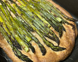 Foto del paso 3 de la receta: Coca de espárragos trigueros, mozzarella trufada y pistacho