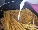 Krémes pestós csirkés tészta (egyedényes) recept fázis 2 fotója