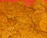 Foto del paso 2 de la receta: Nachos con chicharrón bañados con queso amarillo (De la Ramos)