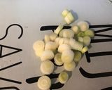 Une image de l'étape 4 de Laitue rougette aux petits oignons blancs et herbes aromatiques.