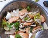 รูปขั้นตอนการทำที่ 4 ของ ยำหมูยอไส้กรอกไข่เค็ม