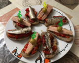 Foto del paso 2 de la receta: Una de montaditos en clave de sol de pimientos asados bonito y sardinitas en aceite de oliva