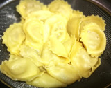 Foto del paso 5 de la receta: Girasoles pasta con relleno de gorgonzola y nueces con salsa