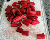 Foto del paso 1 de la receta: Acelgas rojas rehogadas con salmón