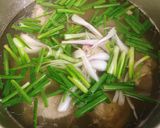 Hình bước làm 2 của món Canh Xương Heo Nấu Hành Lá
